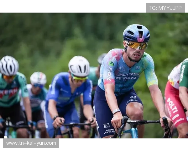 自行车赛选手用耐力将对手一点点吞噬