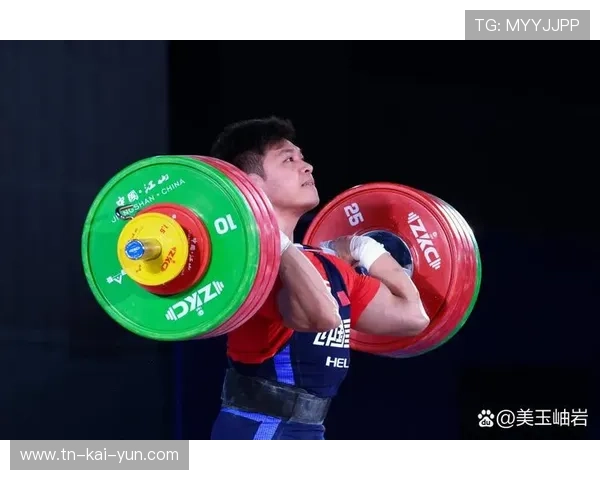 举重选手上台前吃巧克力补能,被拍成搞笑表情包 举重选手上台前吃巧克力补能,被拍成搞笑表情包