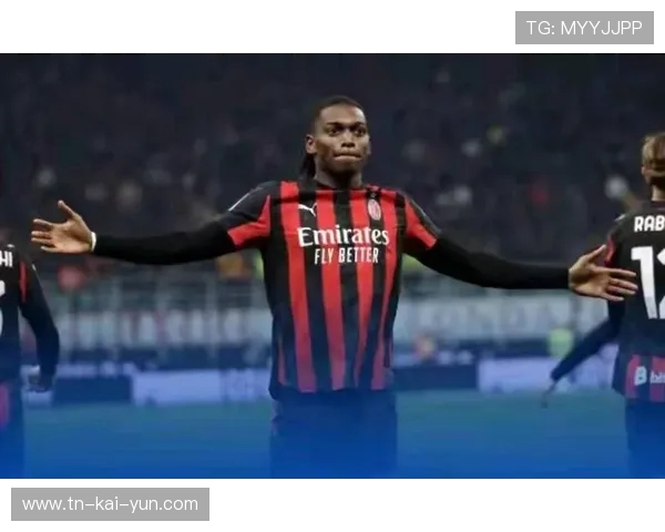 AC米兰反击直塞创造单刀，莱奥轻松挑射