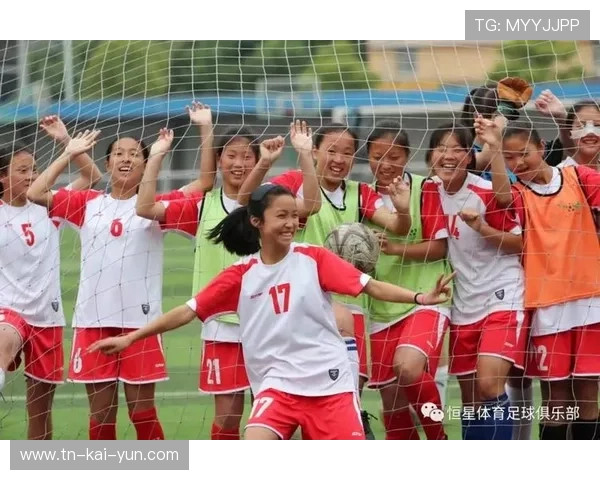 足球运动普及教育进入中小学课程体系，足球已被纳入学校体育课程必修内容